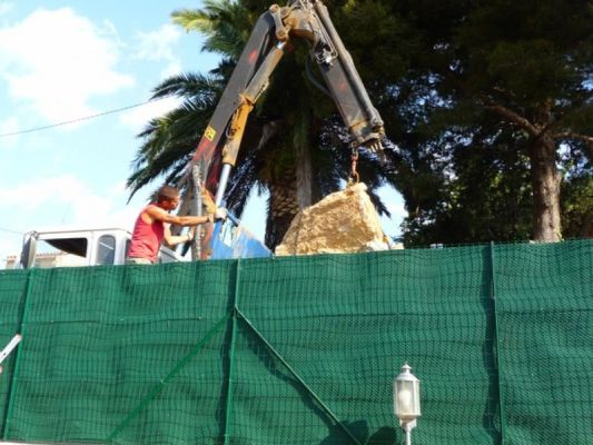 Pose avec la grue du camion des pierres pour le mur verticale sur ollioules dan le var